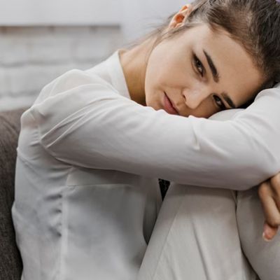 chica con ansiedad y estres